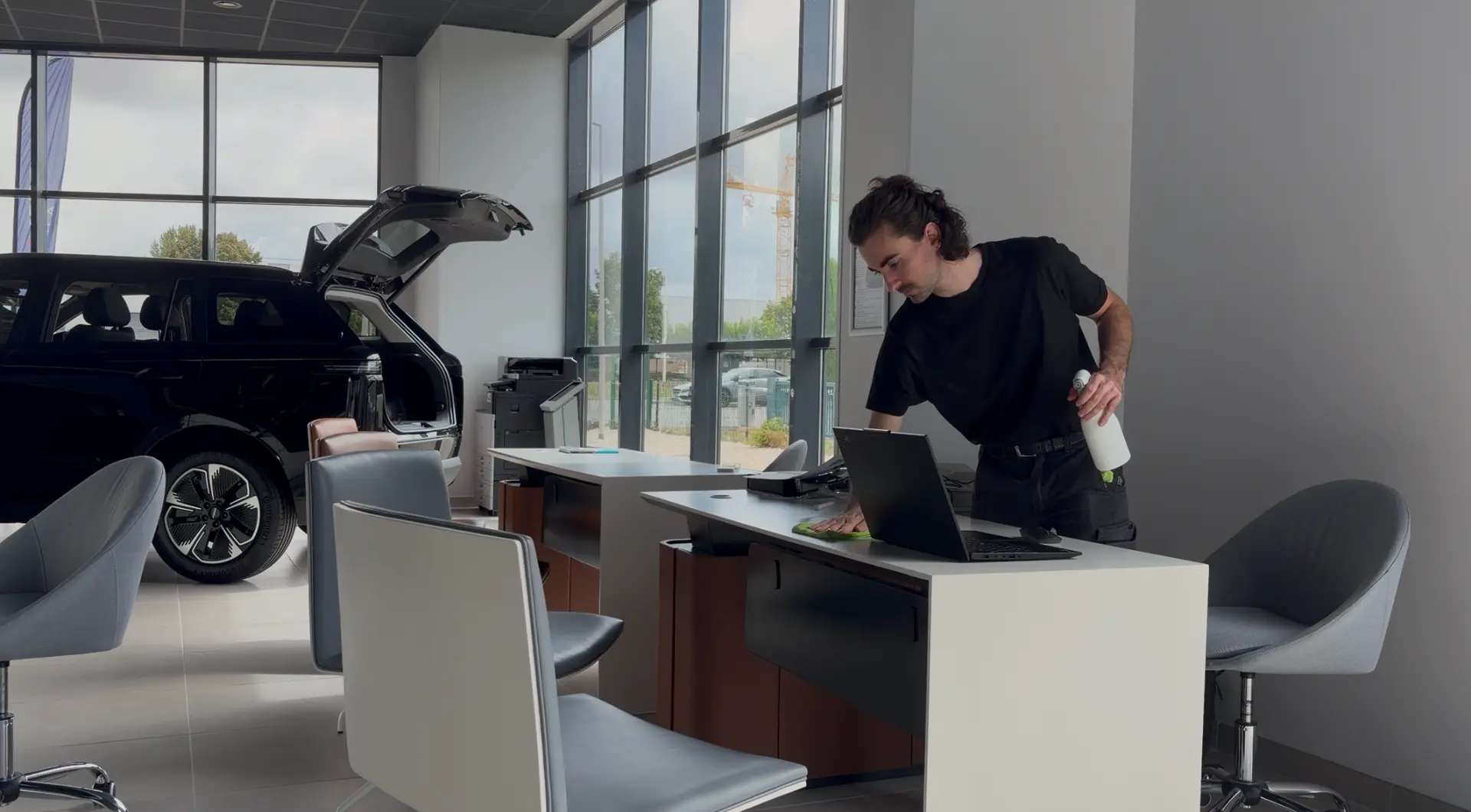 Agent SWAN Nettoyage nettoyant un plateau de bureau à Toulouse