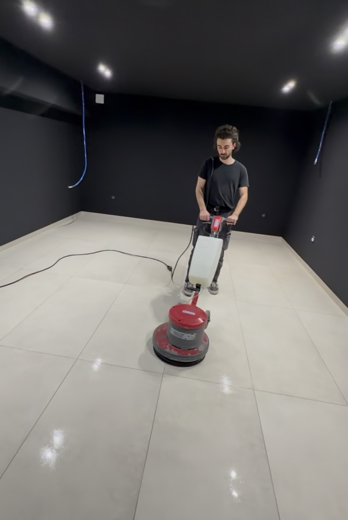 Nettoyage mécanisé du sol d’une salle de cinéma privée