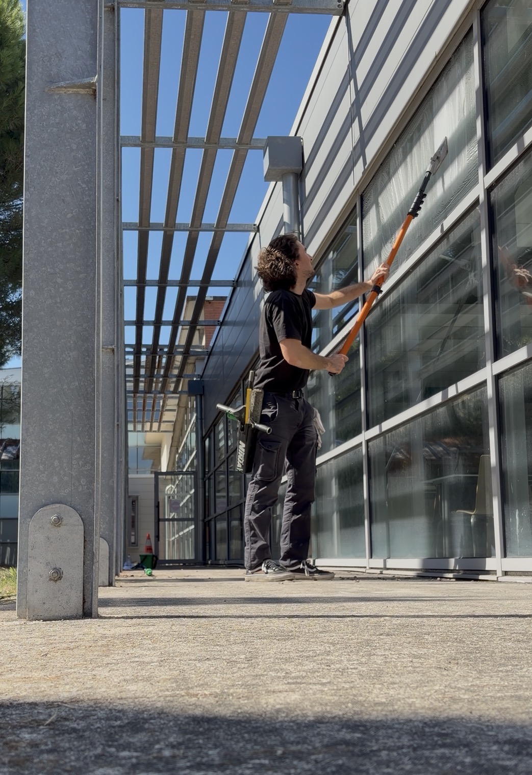 Nettoyage des vitres du lycée hôtelier de Toulouse