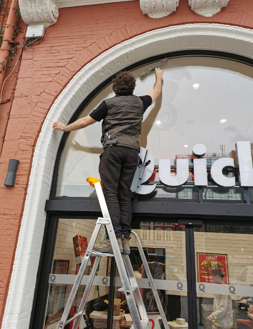 Remise en état de la vitrine du restaurant Quick à Toulouse